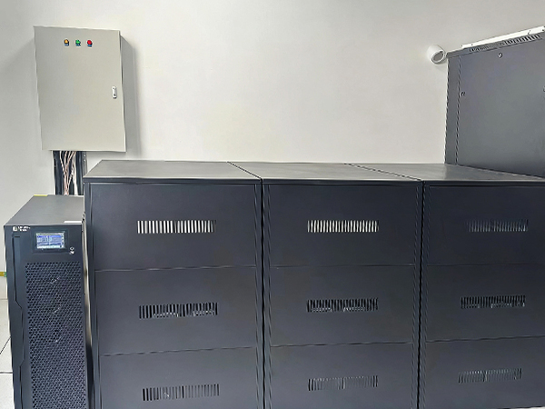 力锐斯UPS和蓄电池 - 联通中原数据中心基地