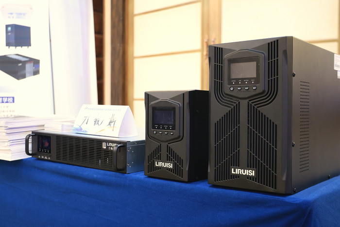 展台样机:塔式高频 UPS 与机架式机型