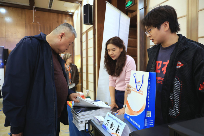 观众翻阅产品资料,对照项目条件选型